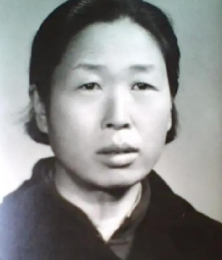 1977年底，原中组部副部长高淑兰被中央免去职务。她收拾好办公桌上的私人物品，交