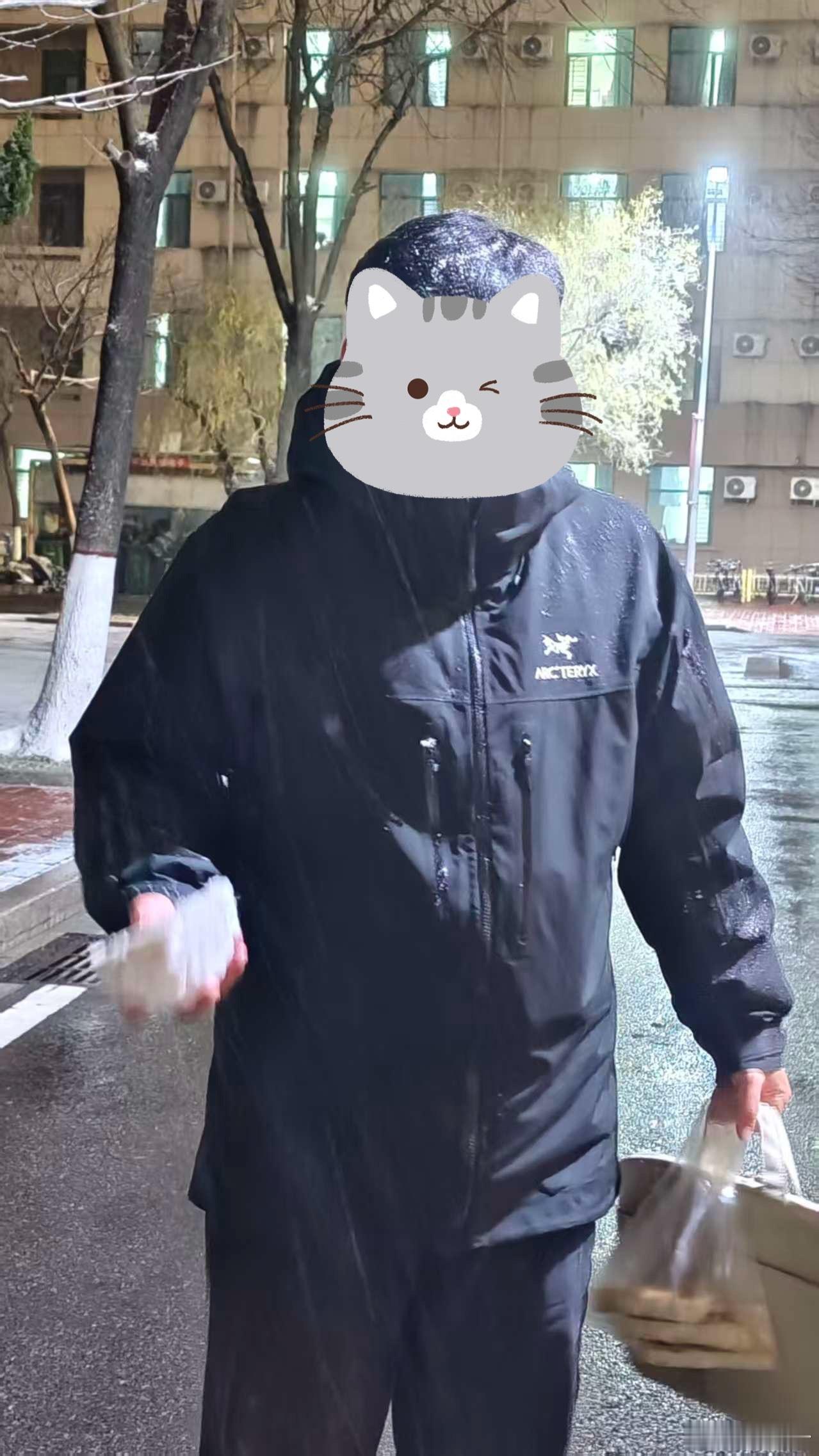 对不起巨型吊牌影响您穿上飞机哈哈，以后在网上买衣服可能就是：衣服包邮，吊牌快递￥