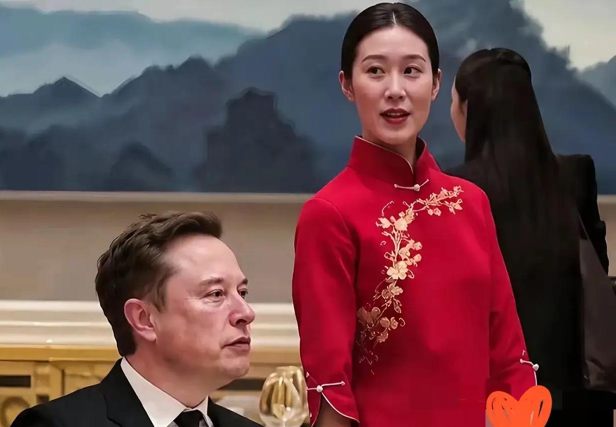 不知道大家注意到没，国宴上站在马斯克身边的这位女服务员，感觉她身上的那种气质可真