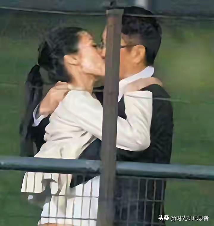 李嘉欣和许晋亨谁能想到在一起这么多年依然相爱，不离不弃，李嘉欣没有因为许晋亨不管