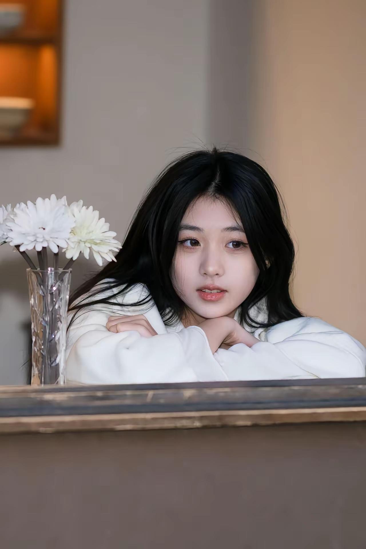 “冬日暖阳下的静谧时光”🌞💐🌸小吊带上衣都可以怎么搭配 洋气百搭的穿搭技巧