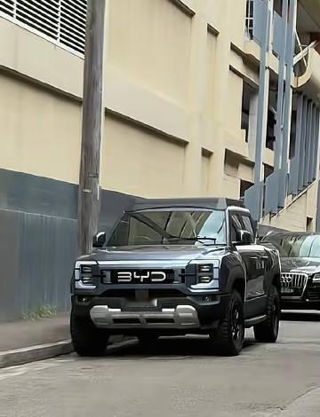 刚刚在隔壁刷短视频，然后刷到这辆比亚迪鲨鱼皮卡了，很好奇这么霸气的皮卡为啥不在国