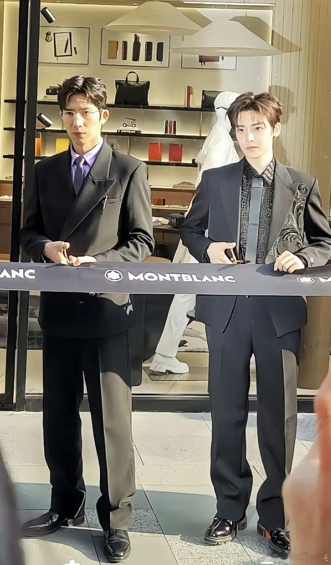 这是站位问题还是什么怎么一个有打光，一个没有 