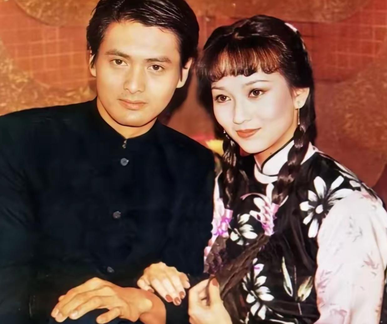 1975年，21岁的赵雅芝嫁给了31岁的香港名医黄汉伟，可婚后3年，赵雅芝便与有