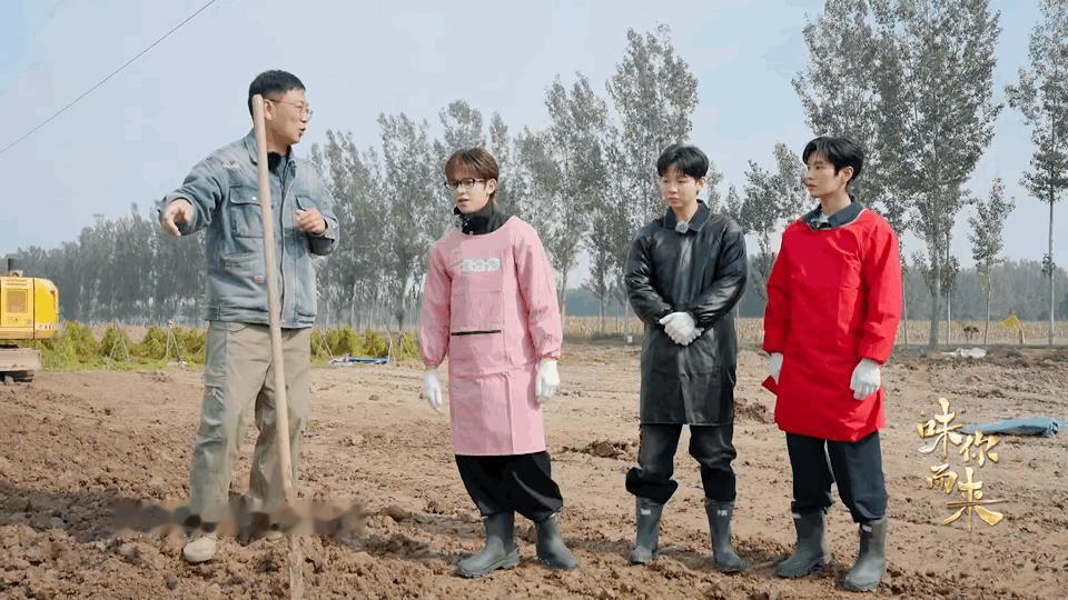 味你而来小分队接新单！三位帅哥面对土味围裙只挣扎一秒就果断穿上，毫无偶像包袱地下