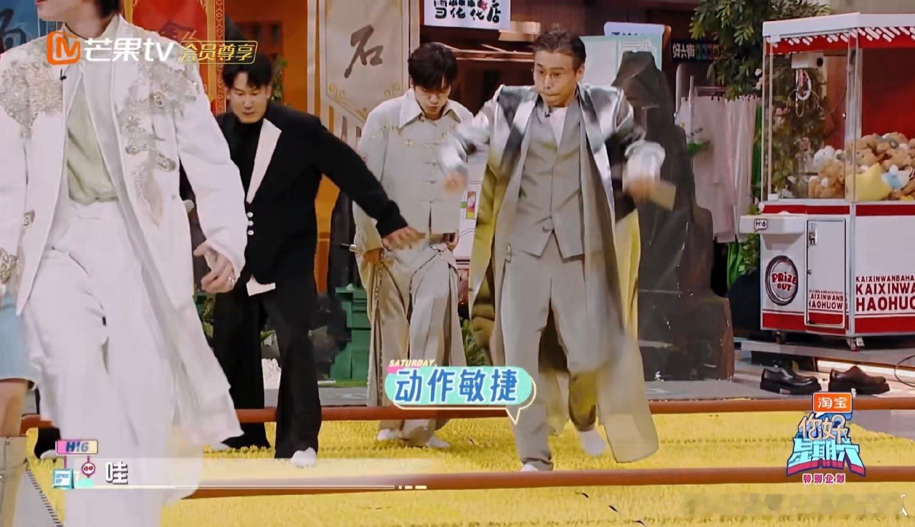 50岁的李乃文健步如飞你好星期六50岁的李乃文，在冲向答题区时爆发惊人能量，踩趾