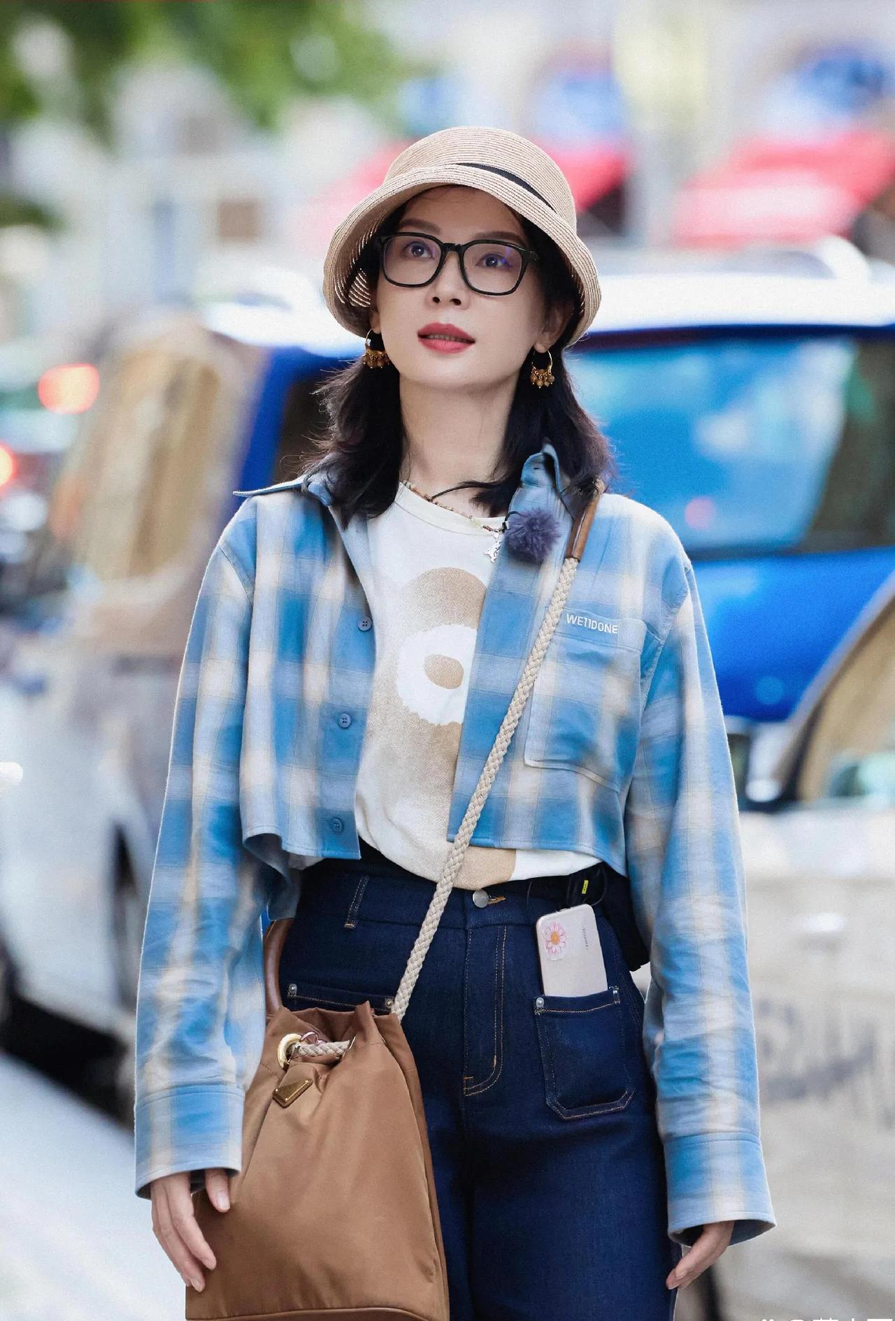 陈数：40+穿搭教科书，松弛感拉满✨
 
谁懂啊！陈数这身街拍直接把中年穿搭玩明