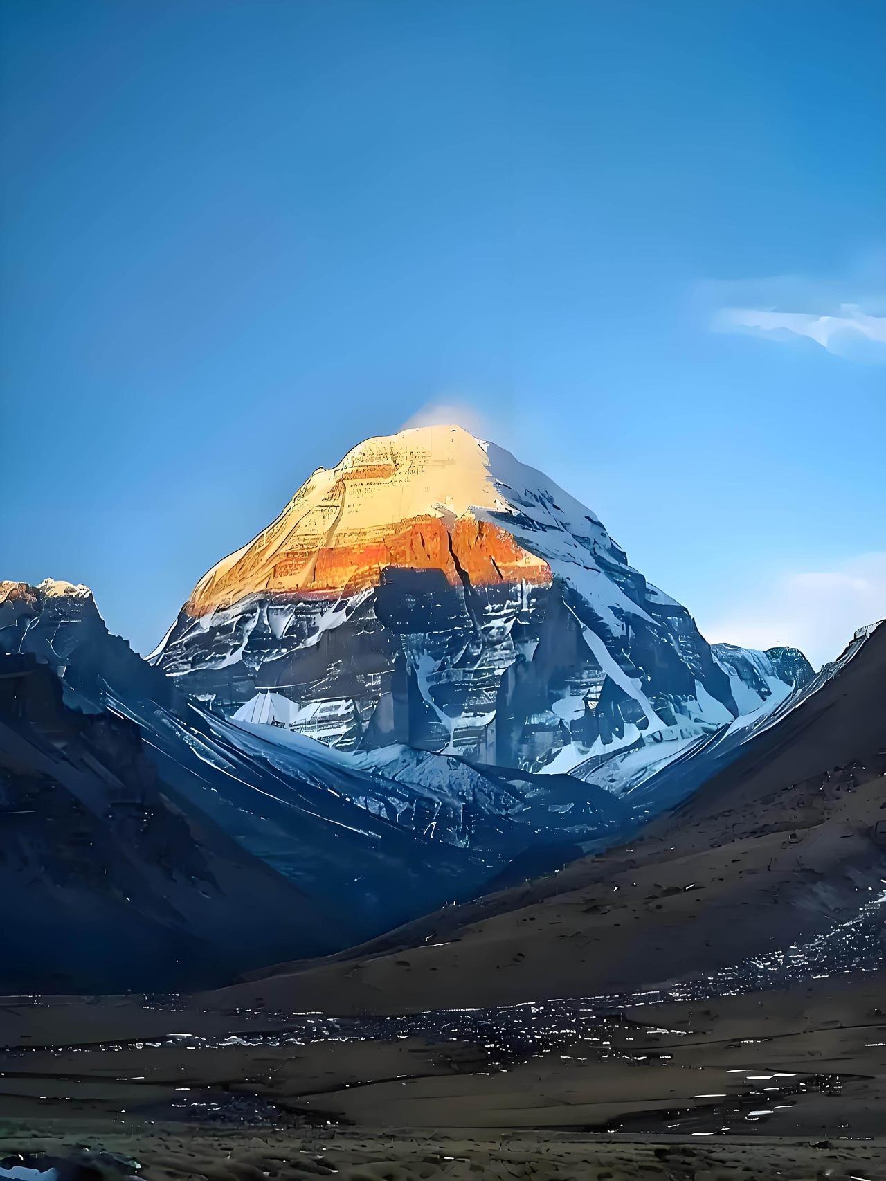 在广袤的青藏高原上，有一座被无数信徒奉为“世界中心”的神山——冈仁波齐（）。它金