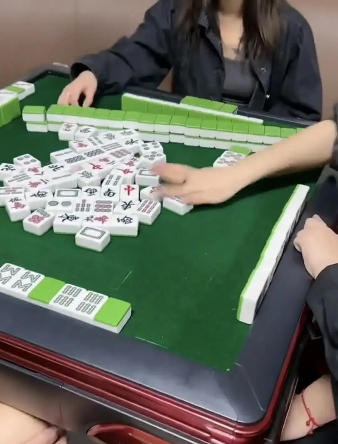 打牌较真这事，关键看场合。
 
职业比赛有职业的规矩。像全国麻将锦标赛，选手漏补