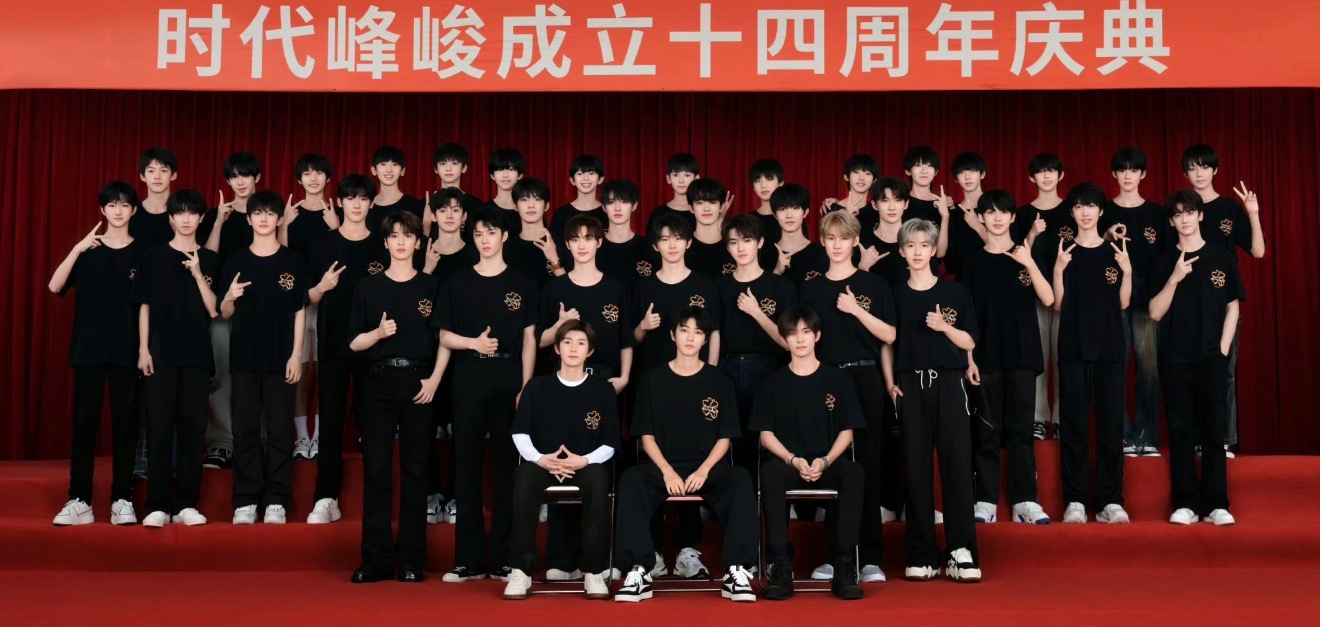 时代峰峻谁拍电影了妈呀，点开提名名单发现时代峰峻在这三代同堂了 从王俊凯、王源、