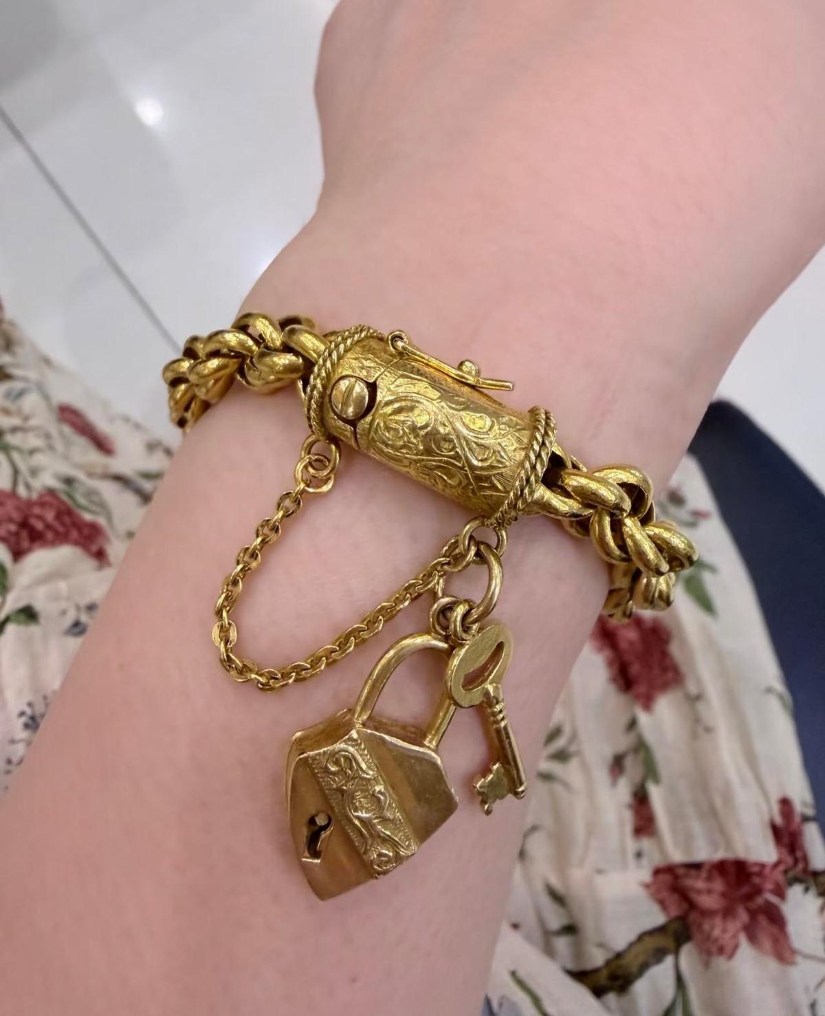 三十年前外婆的金遛子，九十年代外婆去泰国旅游的时候买的金手链。手链粗得很，麻花链