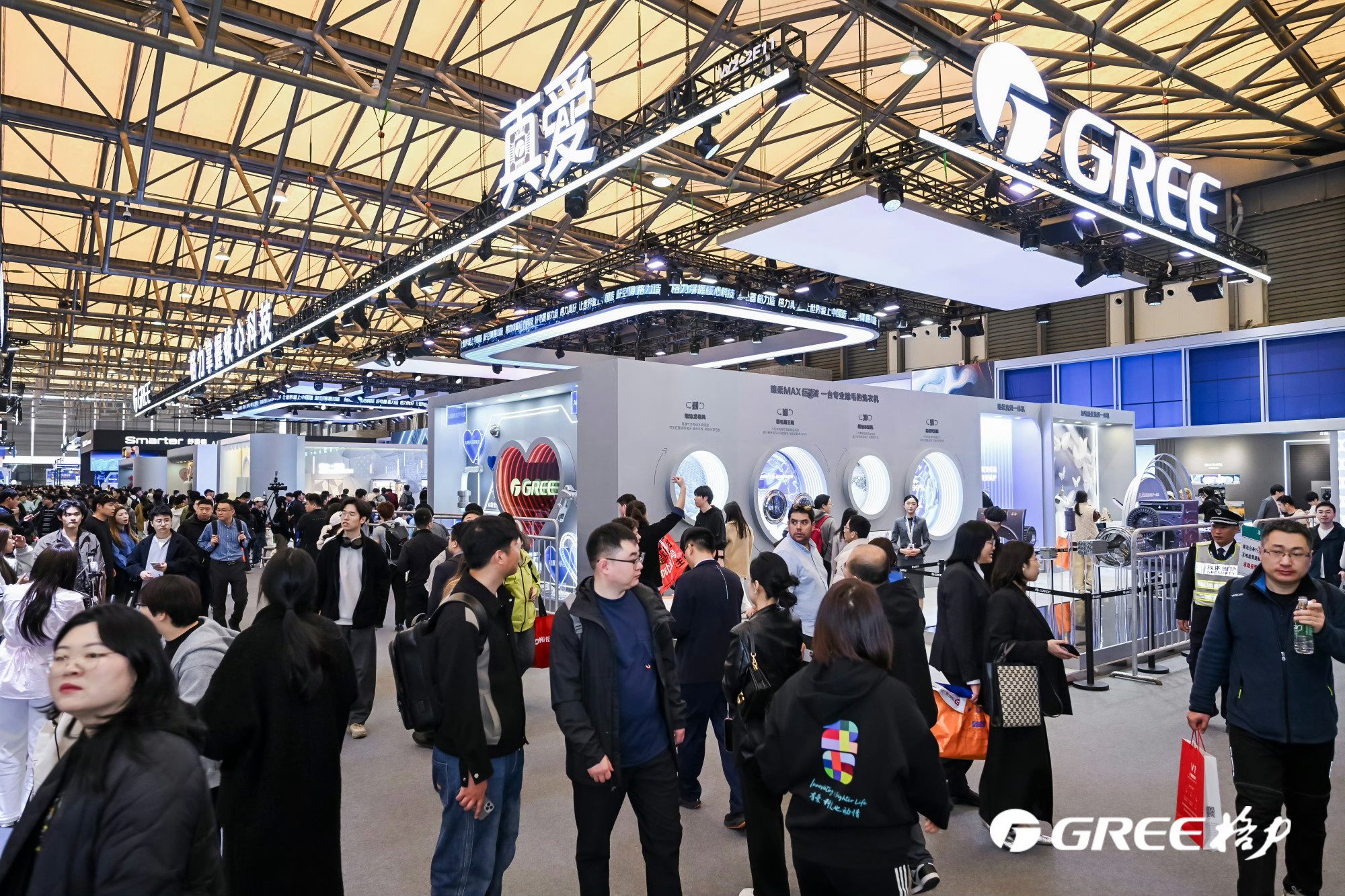 AWE2026上的AI看点 格力展台把“真AI爱”三个字，玩出了新高度。AI空调