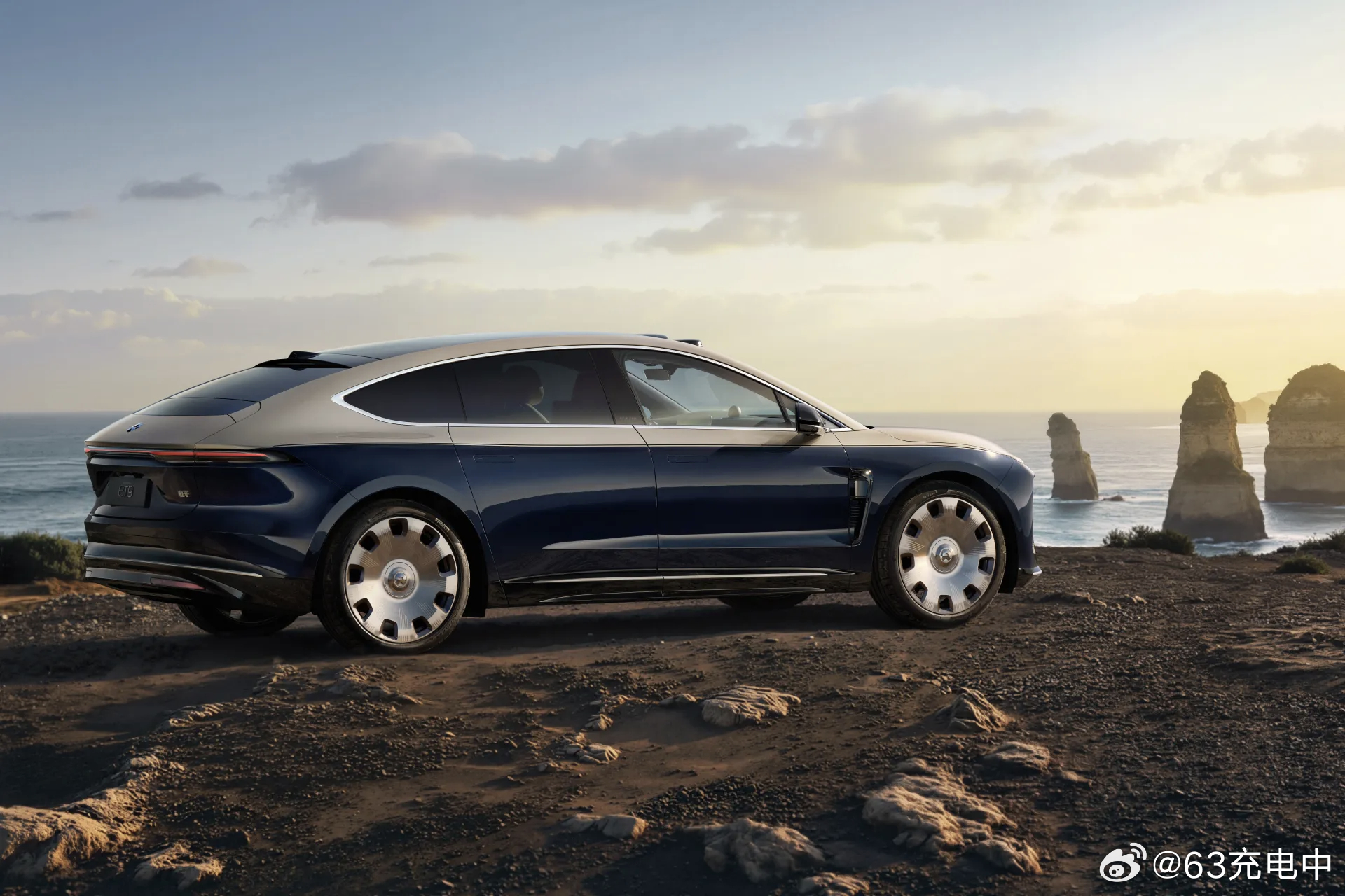 蔚来 ET9 也有小蓝灯了 