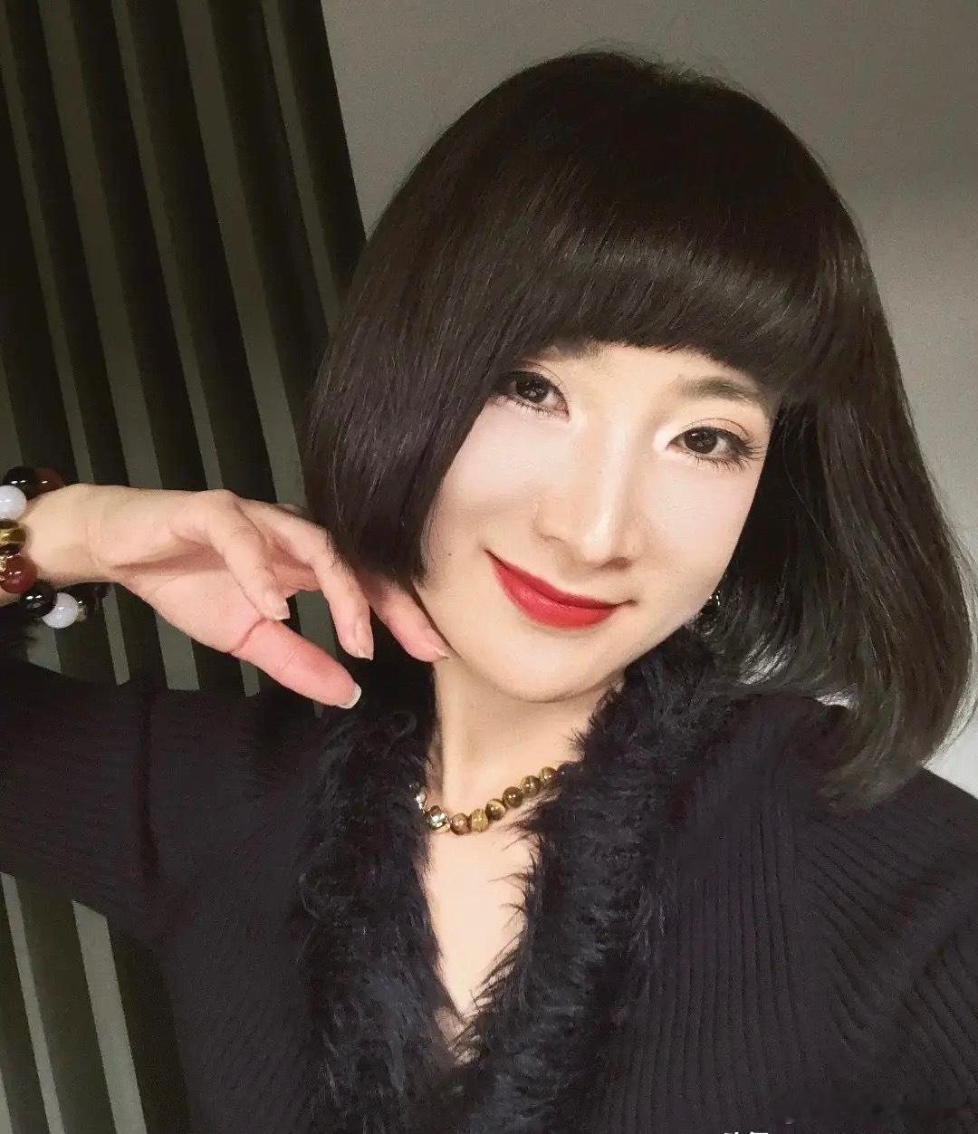 陈赫前妻晒生活照，38岁许婧戴假发差点认不出来，一脸男相，红唇大浓妆，眼神一看就