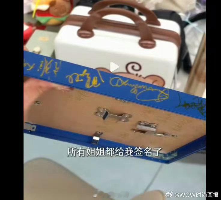 浪姐所有人都给代斯签名了 代斯拿到照片那一刻应该很意外吧。全团姐姐都给她签了，说