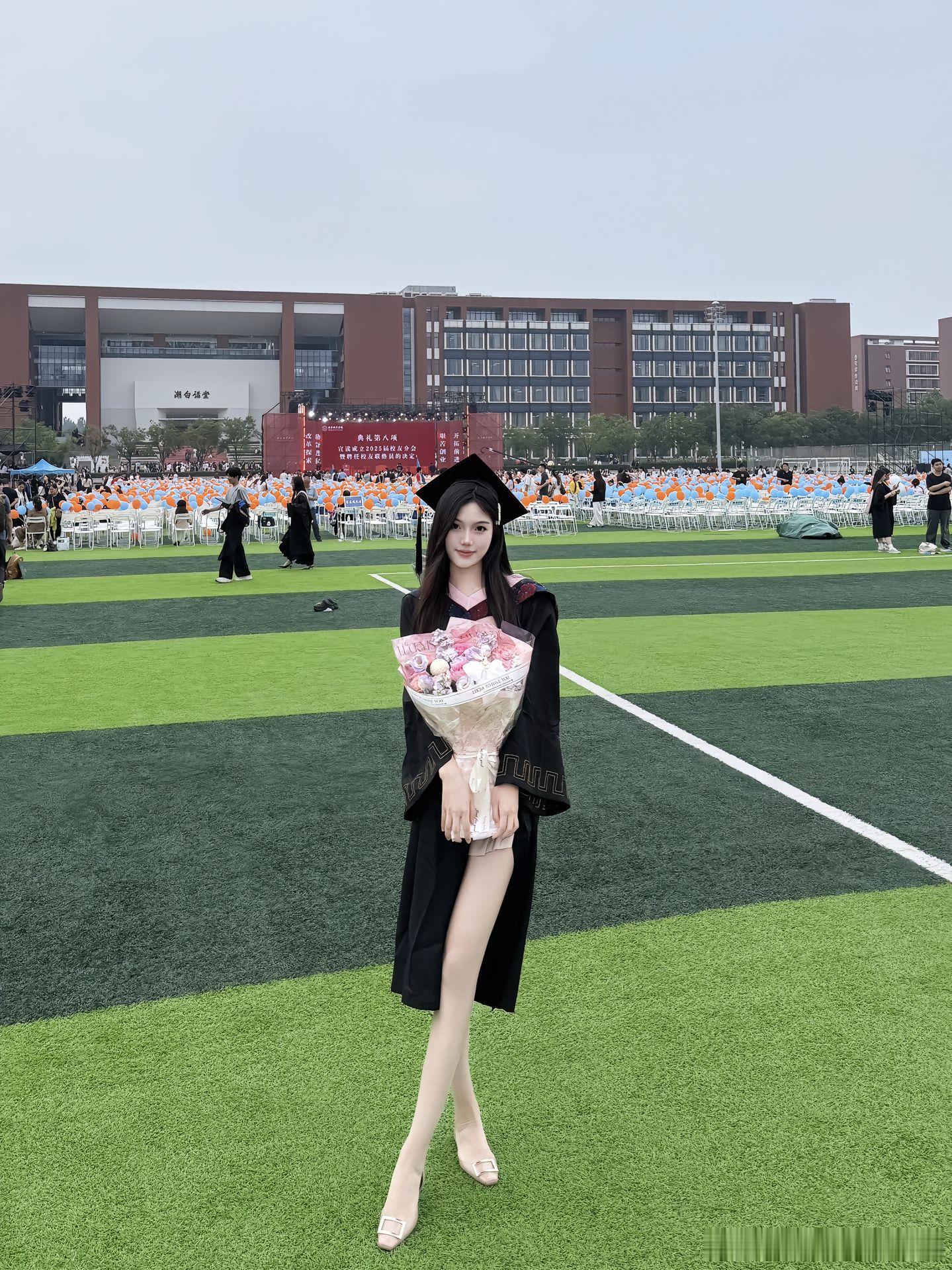 学姐毕业照，腿长一米八即视感～ ​​​
