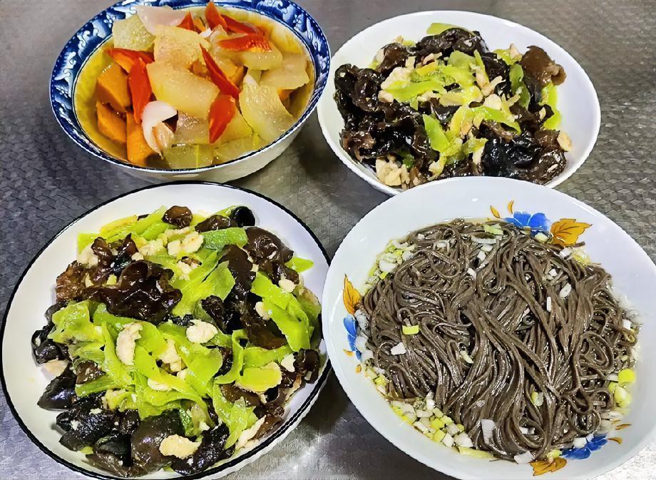 家常简餐
 
清炒瓜蔬配色鲜，
木耳莴笋肉片绵。
荞麦凉面葱花伴，
四碟家常摆案