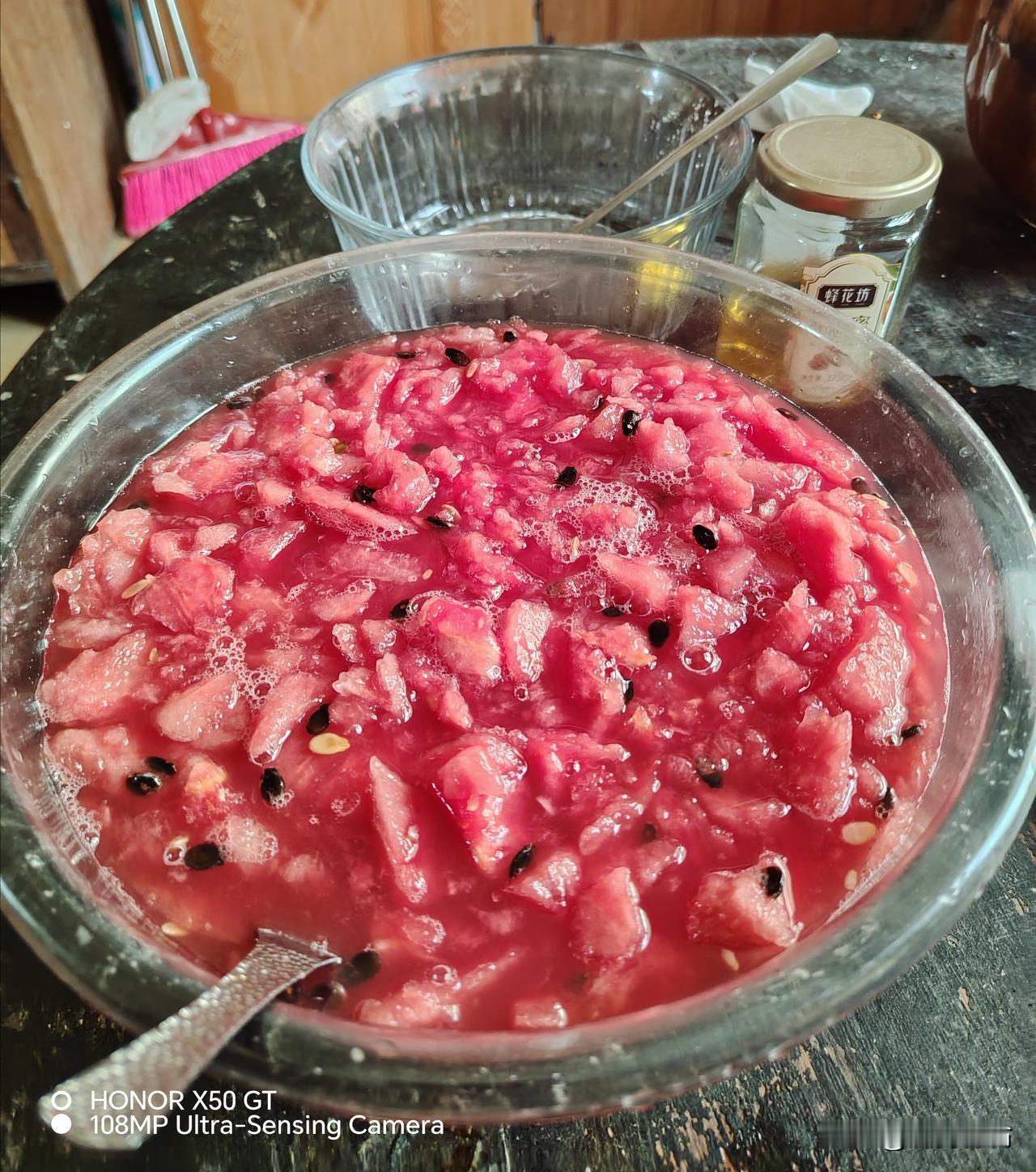 今天入伏，消暑佳品：西瓜碎
原料：3-4斤的薄皮西瓜一个，蜂蜜少许。
做法：把容