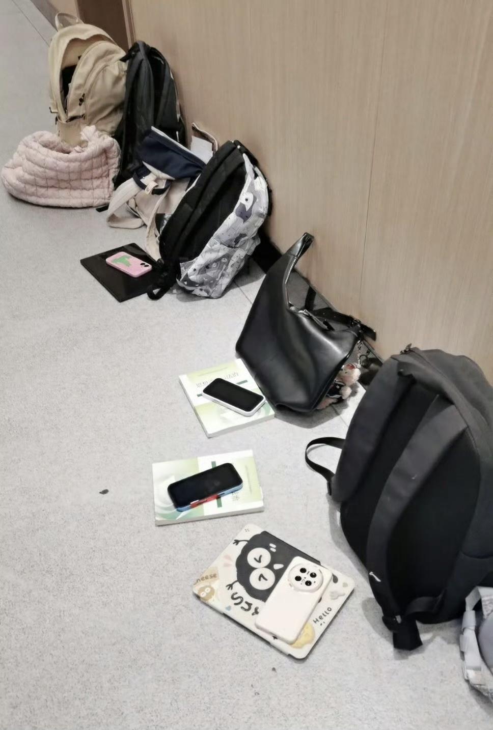 有老师监考大学考试，说现在的孩子绝对是在充满安全感的环境中长大的，
走廊和窗台上