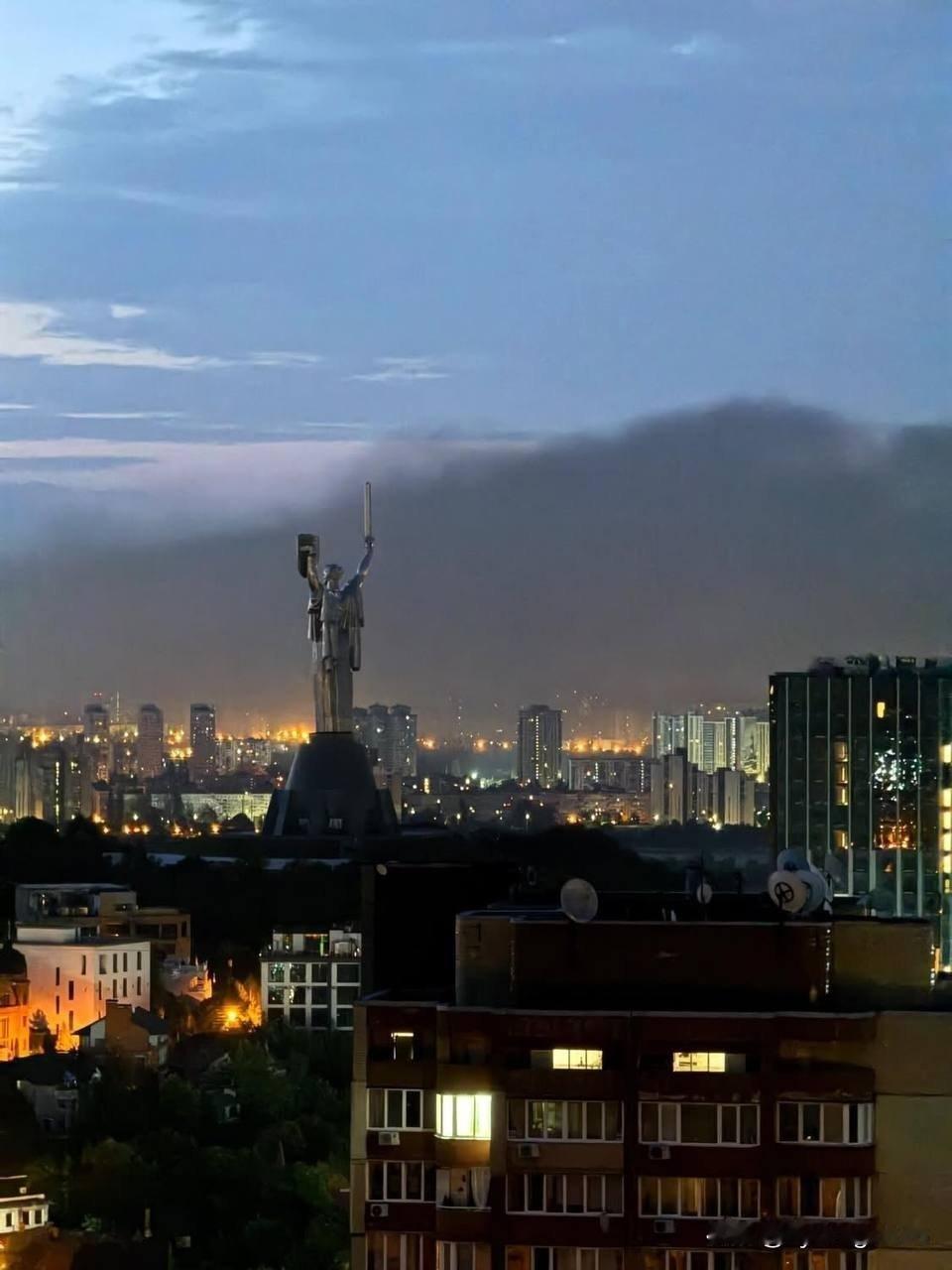 🇺🇦基辅境内的目标遭到了大规模导弹和无人机袭击。