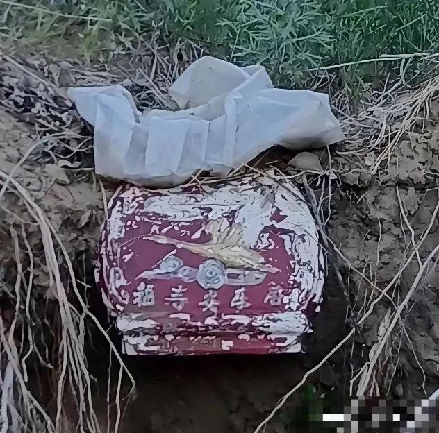 大雨冲开土崖，露出一个老旧红漆盒子，字迹和图案看着很特殊。不少人看到都不敢靠近，