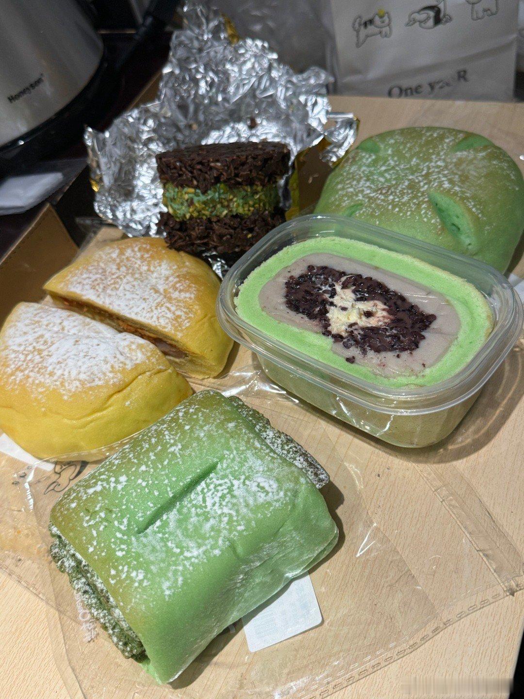 绿油油的～亦年面包好利来的大半熟芝士#美食分享#  ​​​
