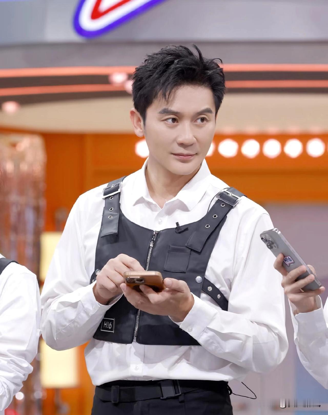 人到中年的李晨，
也不过47岁居然被嘲“老人味”？
但认真琢磨就会发现，他已然活