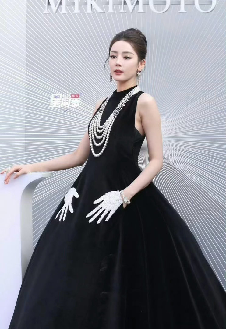 杨紫、迪丽热巴的最新活动生图，两人都上身高定+盘发造型，谁的造型状态更好？ 
