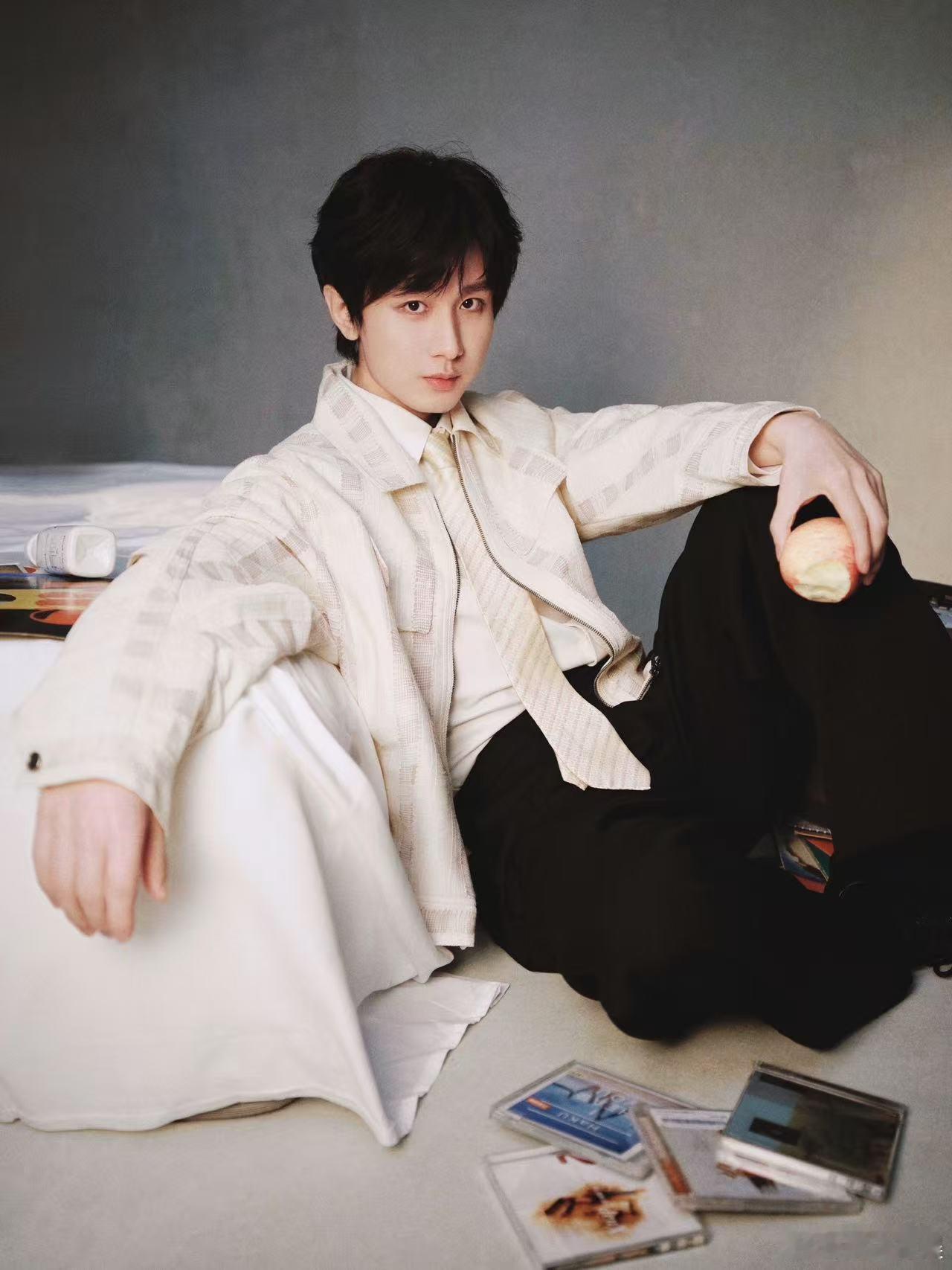 成毅把纯粹与热爱交给时间成毅手拿苹果成毅手拿苹果，把纯粹与热爱交给时间，  