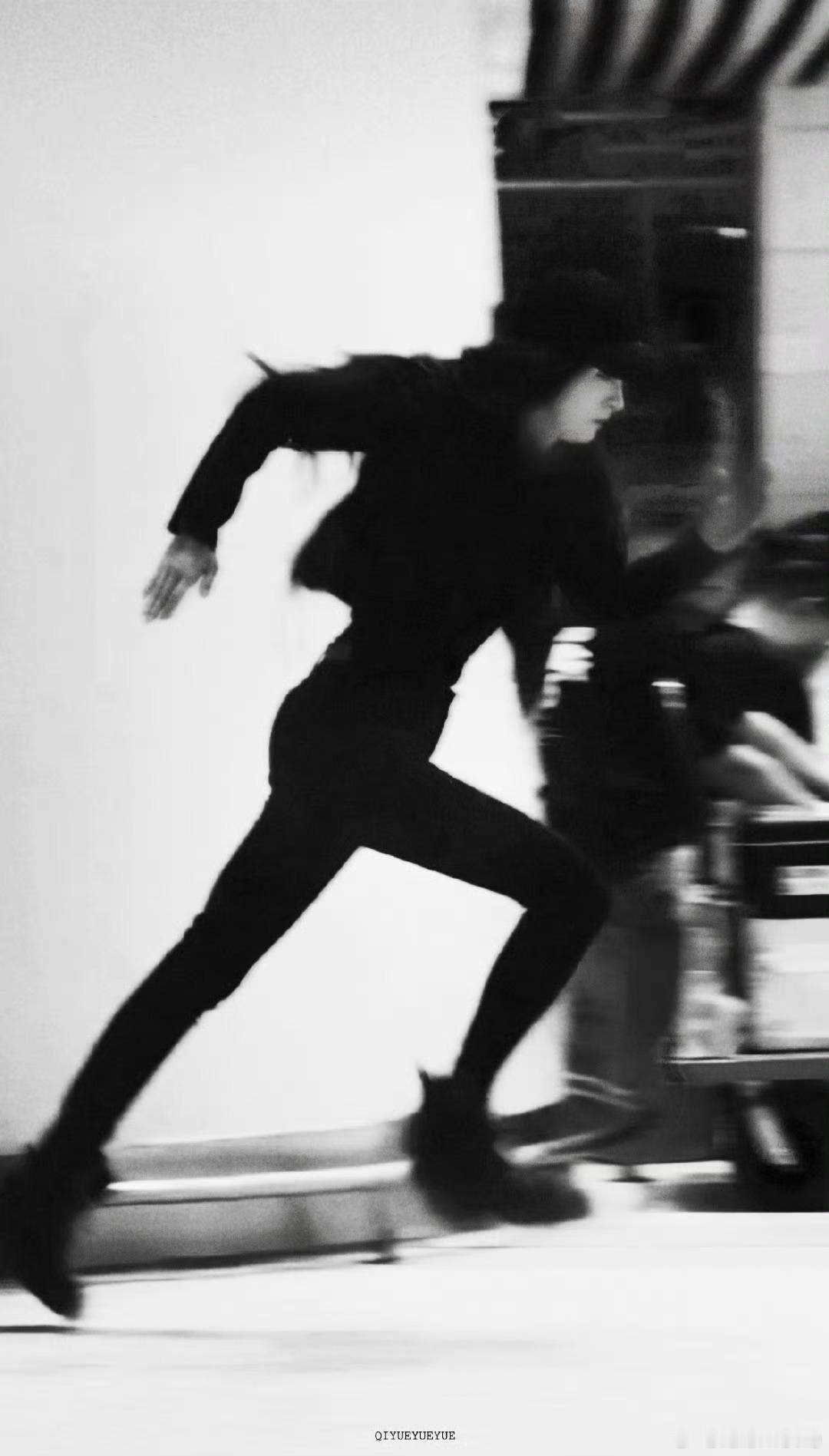 冲杨幂这个超绝身材，春节档也得去看白帆。杨幂好长惊蛰无声跨年电影愿