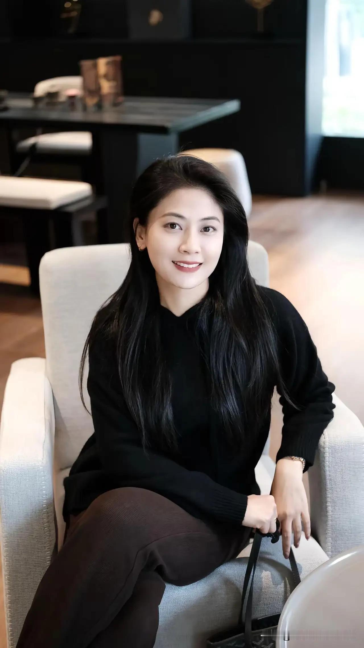 简约时尚穿搭，黑衣黑裤，优雅气质尽显！怎样穿搭能显示出温柔的女生气质? 女人怎么