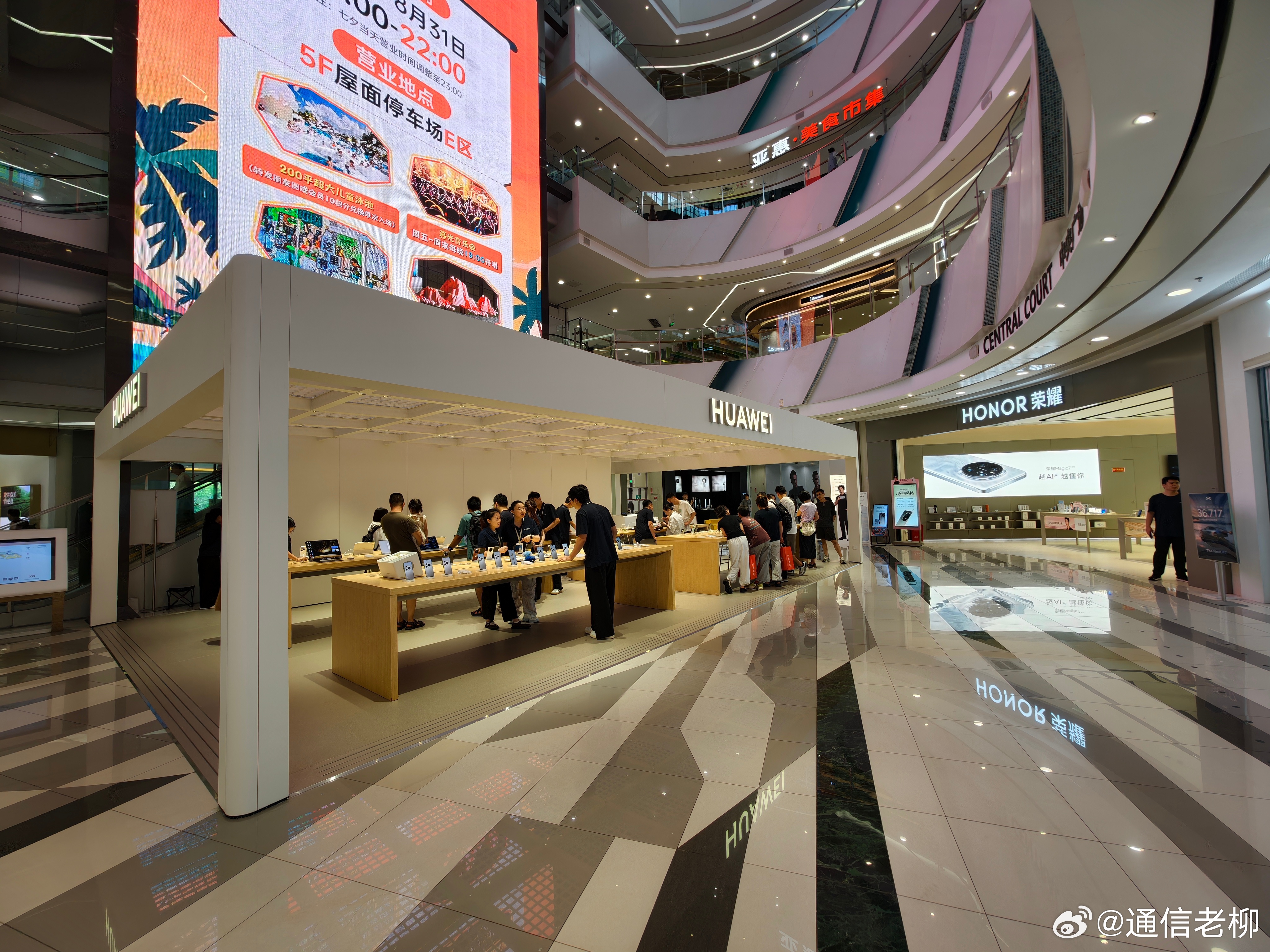 还是华为会整活儿，本来没有地方开店了，硬生生找出个地方开在荣耀门口，把人家客户都