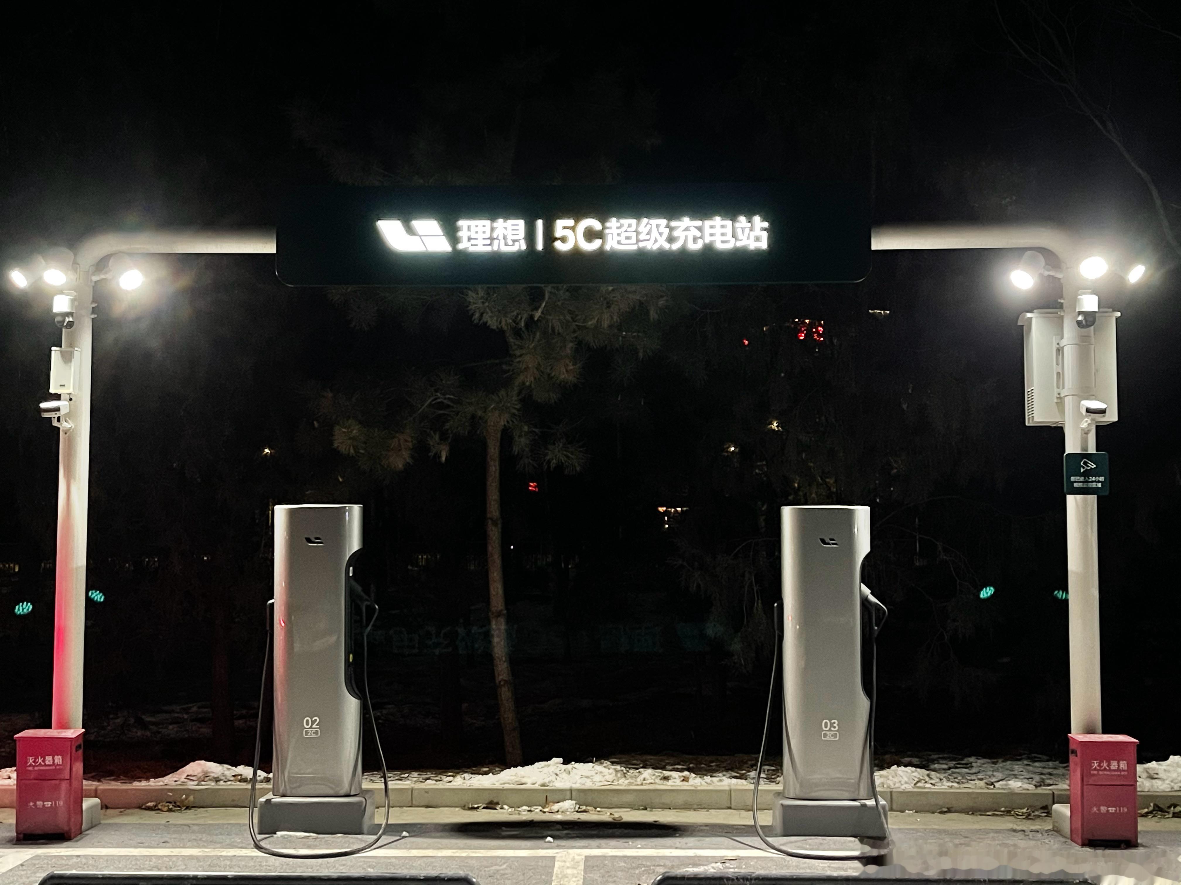 晚上回城，路过正理想自己的充电站，试了试2C的桩，零下4度还能稳在70kW上下，