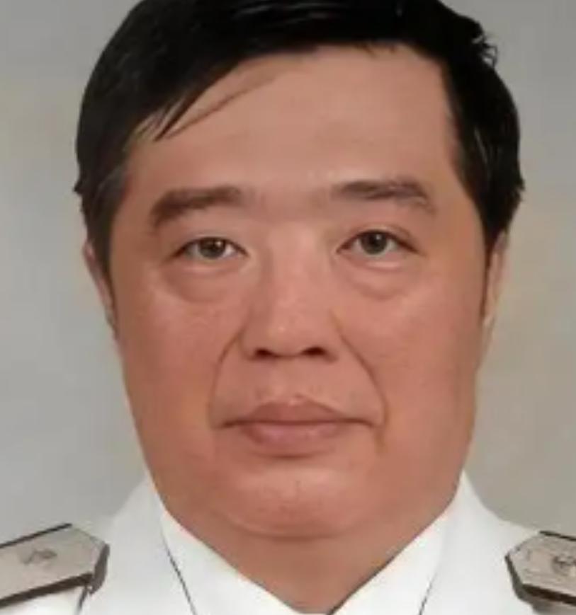 1998年，香港，贺龙之子贺鹏飞，看四下没人，闪身冲进一间商人办公室，凑到那人耳