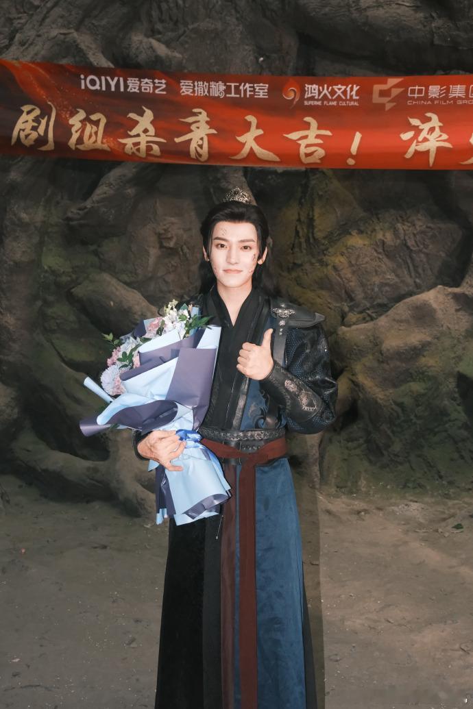 侯明昊艾米杀青了侯明昊萧无衣杀青照 侯明昊艾米杀青了，侯明昊萧无衣杀青照，满分帅