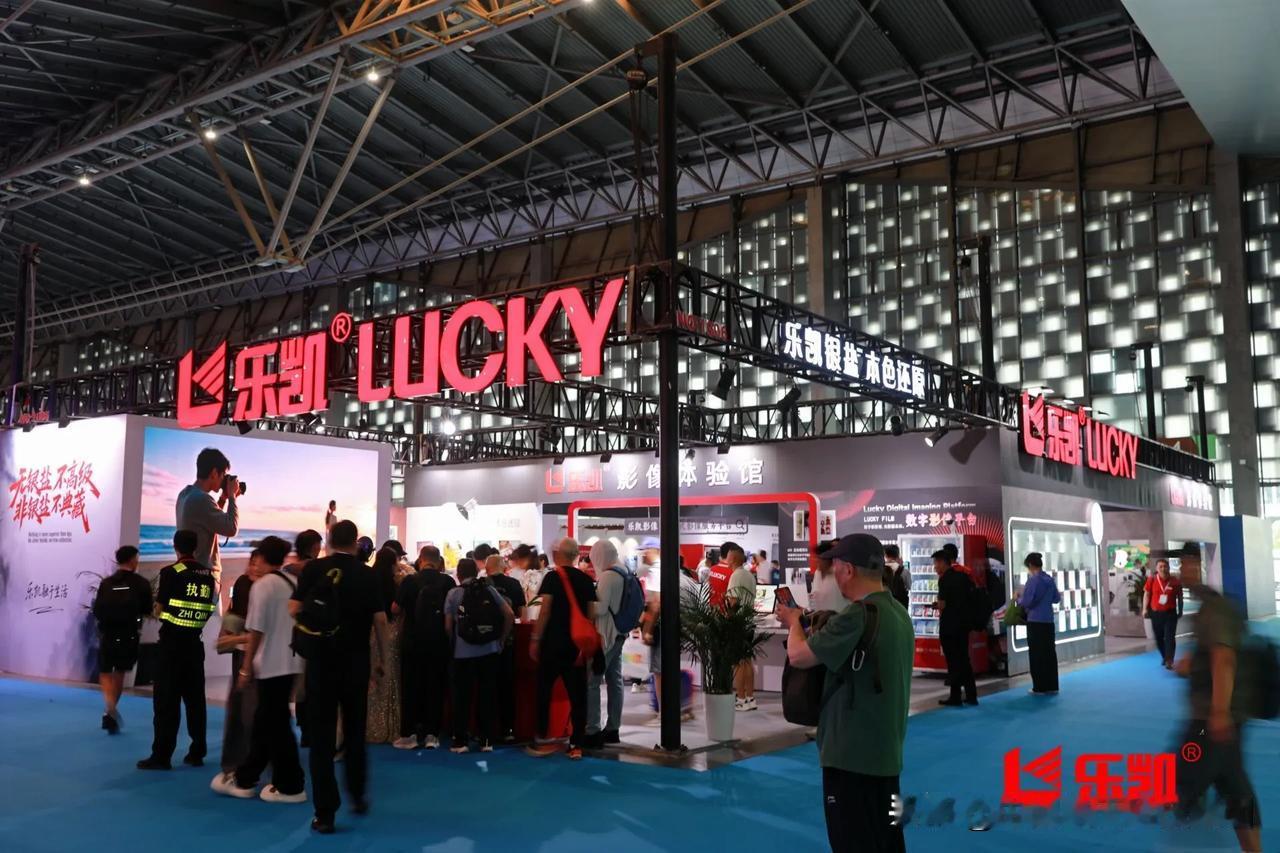 【胶卷“复活”再掀抢购潮！乐凯携C400新品惊艳亮相】近日，2026年上海国际摄