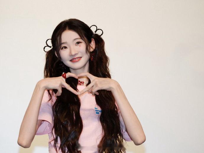张艺凡穿高跟鞋在商场滑冰张艺凡光鲜亮丽的背后是搞笑女 高跟鞋是女明星的体面，滑冰