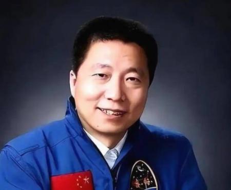 杨利伟离休待遇曝光：没有天价奖金，只有终身金钟罩。2003年10月15日，杨利伟