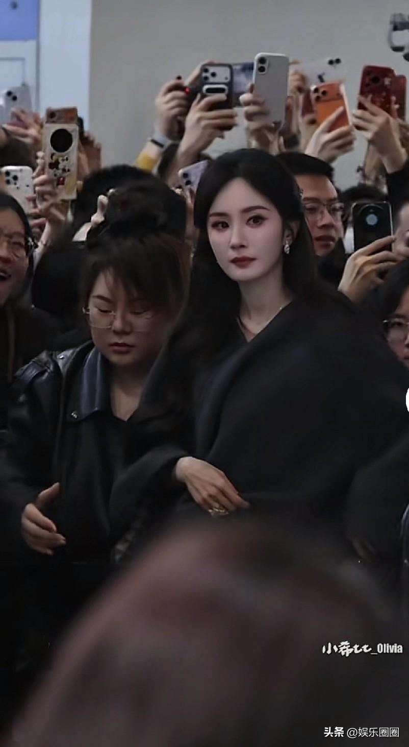 杨幂出场的那一刻着实惊艳到我了，她真的愈发美丽动人。

我认为在众多明星里，她的