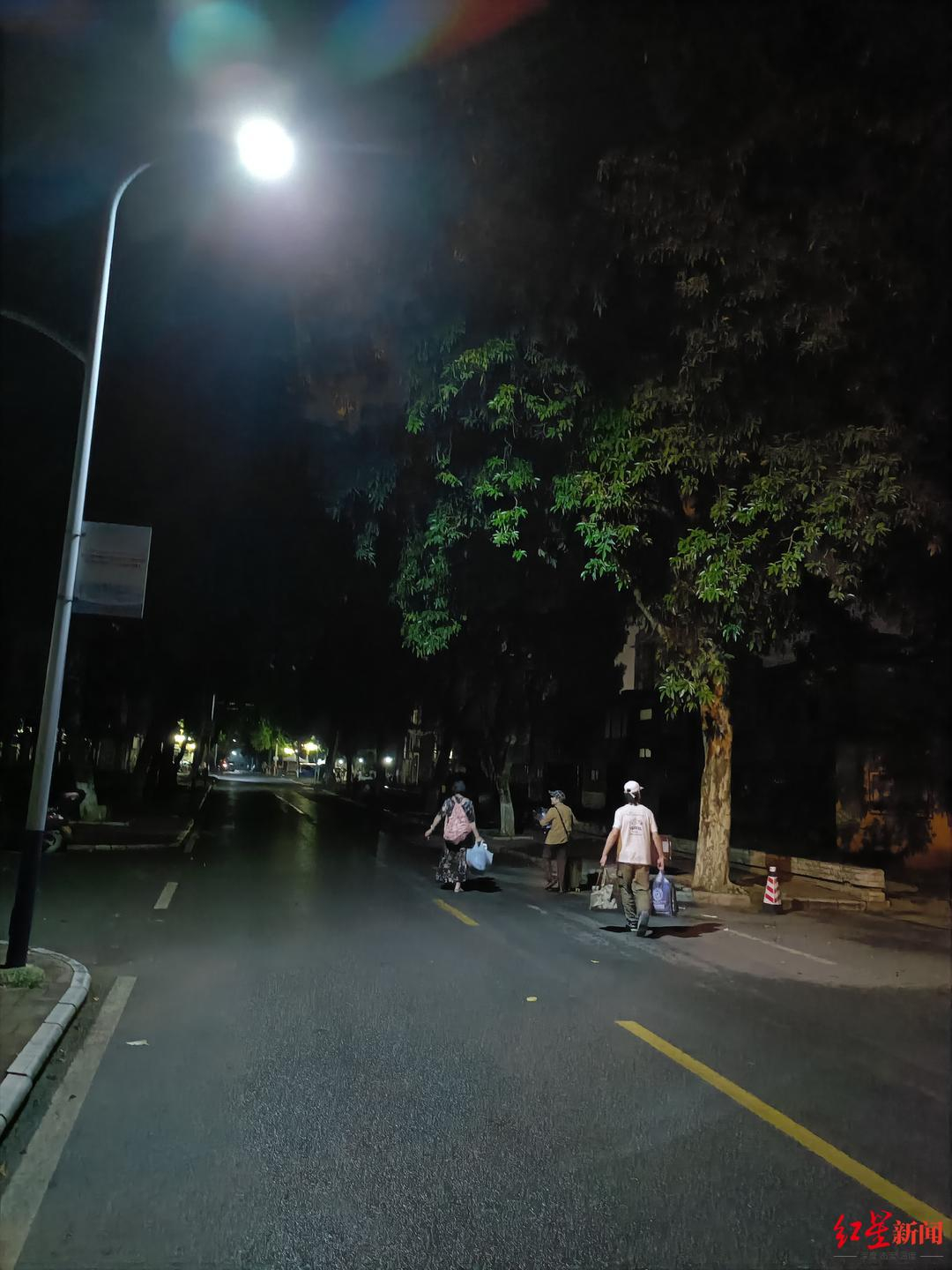 【#多图直击柳州深夜震后大转移#】#柳州震后雨中大转移#5月18日0时21分，广