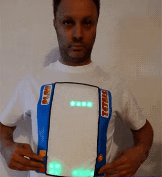 大哥这衣服好啊，无聊的时候还能当游戏机玩，就是不知道洗了以后还能不能玩。