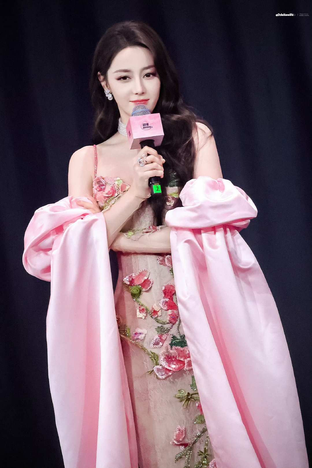 谁受得了迪丽热巴撒娇完就害羞迪丽热巴撒娇完就害羞迪丽热巴的小表情太有感染力，撒娇