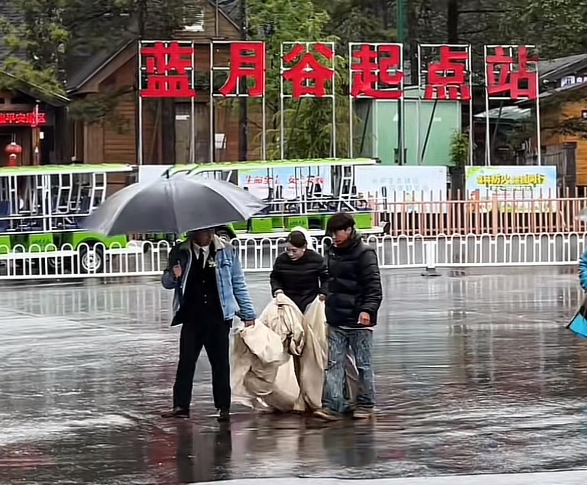 别结了，姑娘快回家吧！
结婚这天天气不好不说了，看前面那个只顾自己的男人，确定要