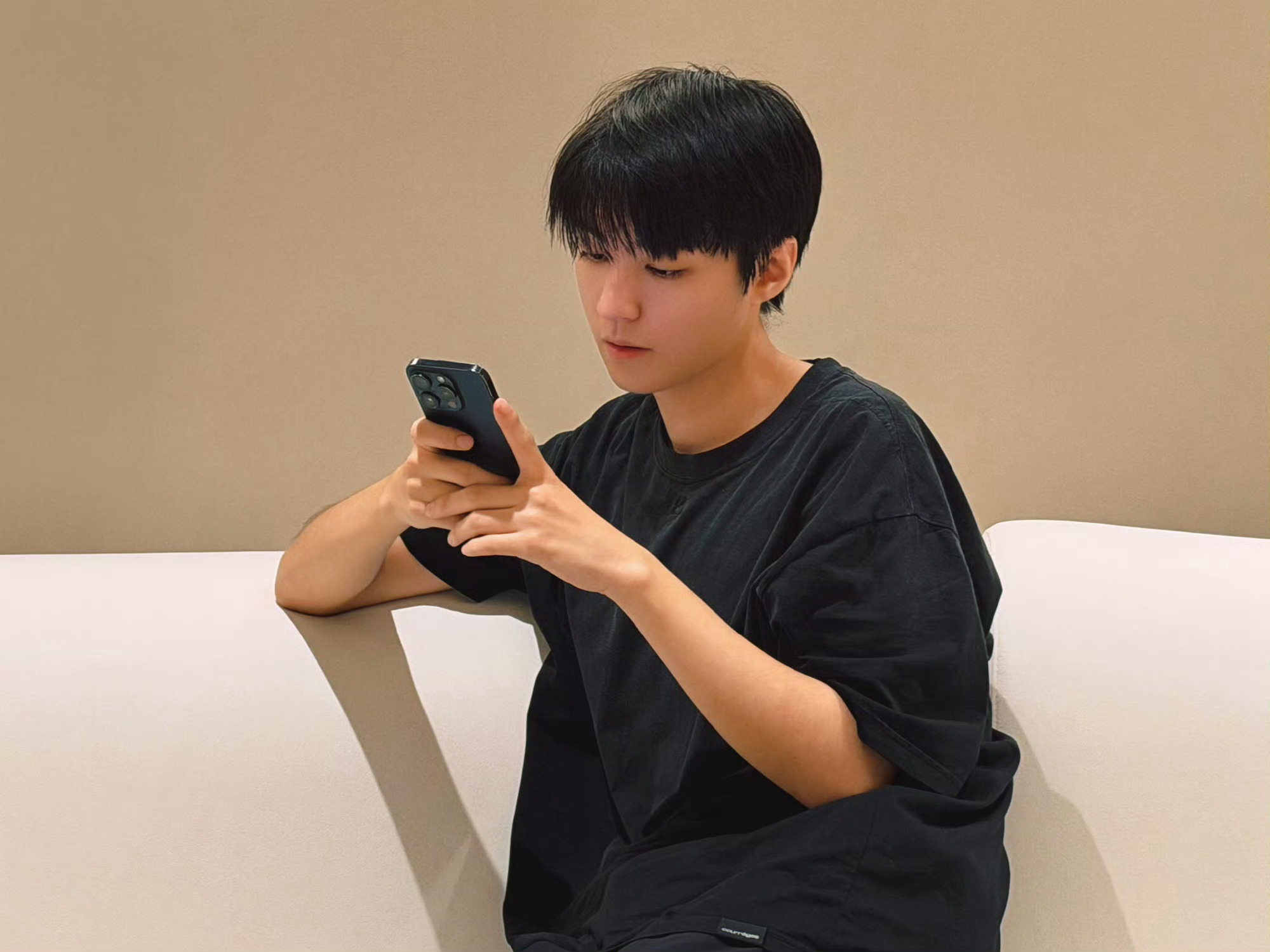 王俊凯坚持只买1980内场笑晕谁了，时隔七年个人巡演开抢，王俊凯本人亲自蹲票死磕