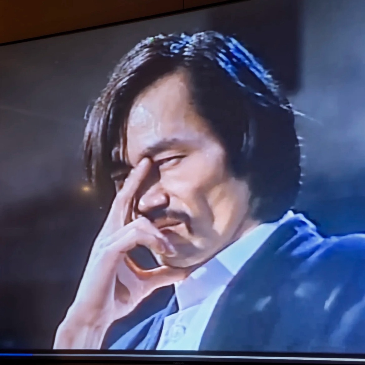 你们都错怪向佐了原来这个装装的动作几十年前就有了，向佐只是学习并致敬前辈们罢了哈
