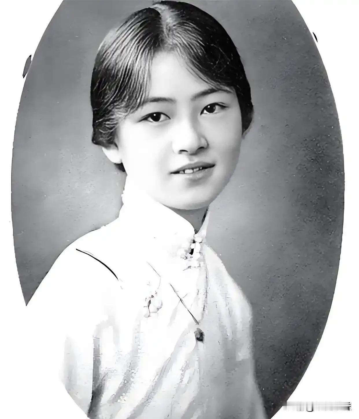 金岳霖选择长眠于林徽因身侧，正是兑现“生不能成夫妇，死愿比邻相守”的执念。
 