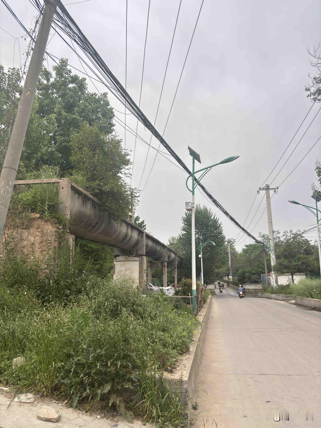 路过长安区周家庄看到的，这个像水泥“池子”，看着有些年代了，这是干啥用的，是灌溉