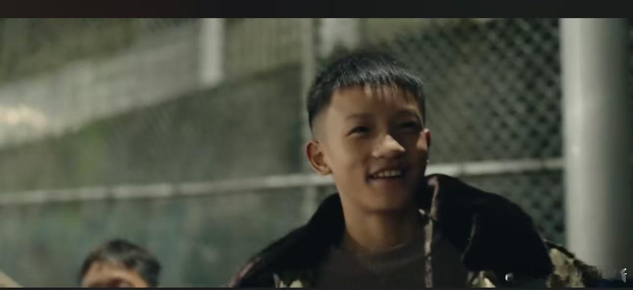 音乐老师教篮球看哭众人  这位音乐老师通过篮球为山区孩子点燃了希望。每一次的投篮