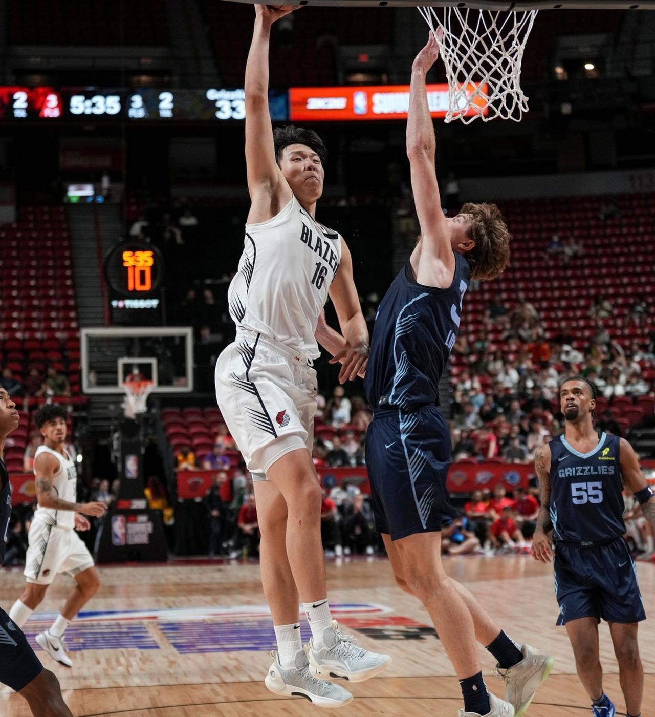 持续高光！杨瀚森10分5篮板3助攻。
NBA夏联依旧如期上演，开拓者挑战实力不俗