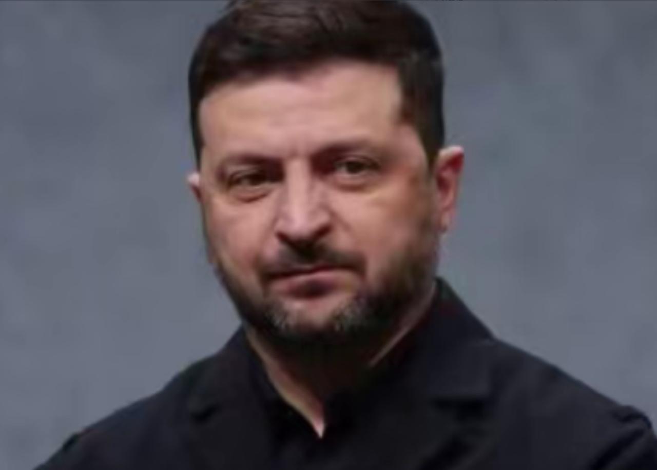 泽连斯基现在连装都不装了。 

以前他去欧洲，是求人。穿着军绿色T恤站在各国议会